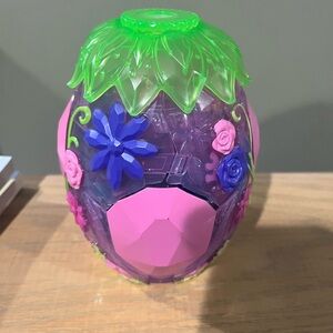 Hatchimals egg. Comes with 8 Hatchimals.
